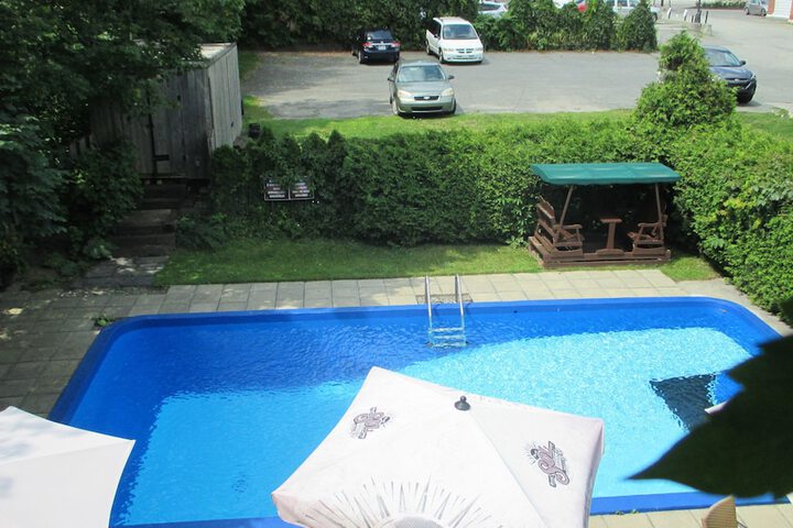 Swimming pool at Motel Lennoxville