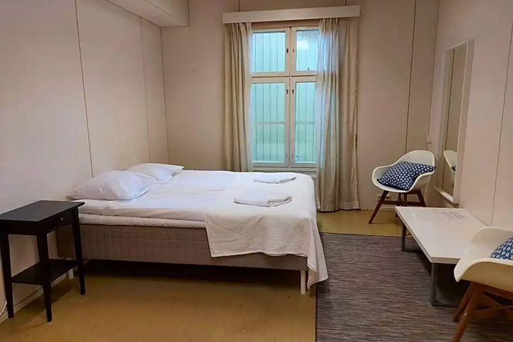 Room 4 of 12
