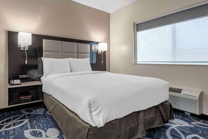 1 Queen Bed (6 of 12)