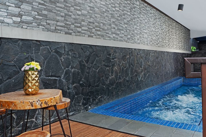 Pool 107 of 235
