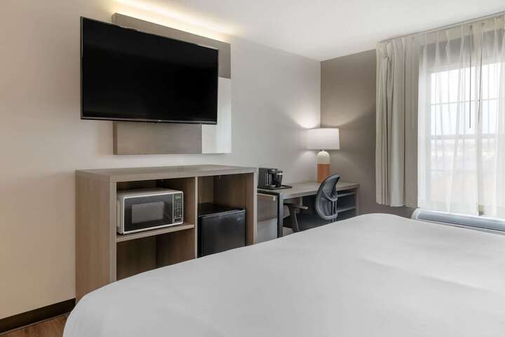 1 King Bed (5 of 13)