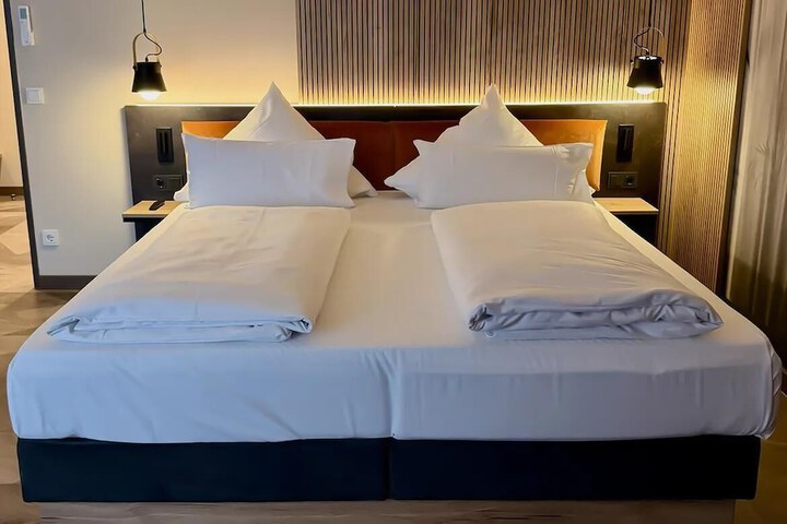 Room 52 of 233