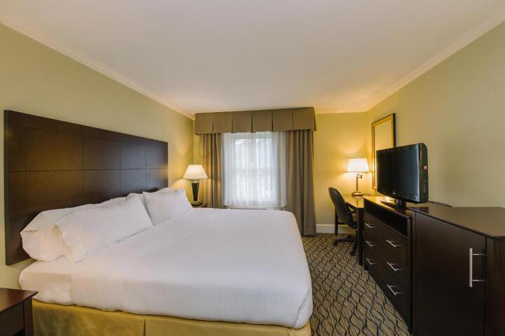 1 King Bed (9 of 13)