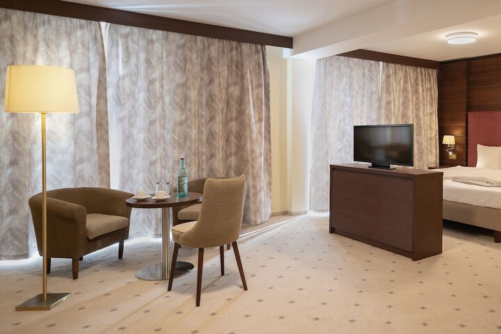 Room 3 of 92