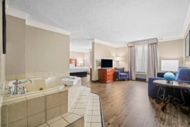 Suite 21 of 23