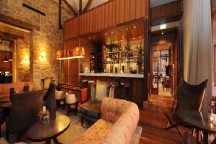 Lounge 200 of 706