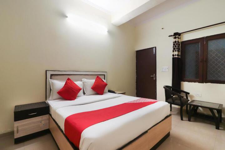 OYO 64749 Royal Residency