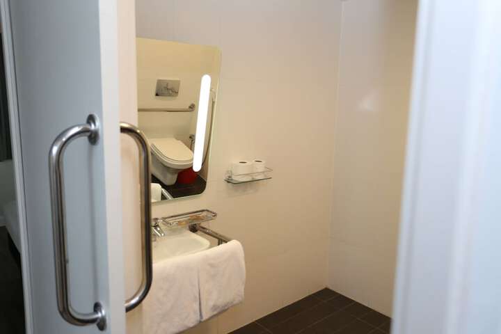 Room 32 of 128
