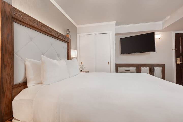 Queen Size Bed (17 of 30)