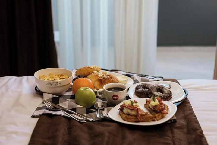 Breakfast/Coffee Service 86 of 90