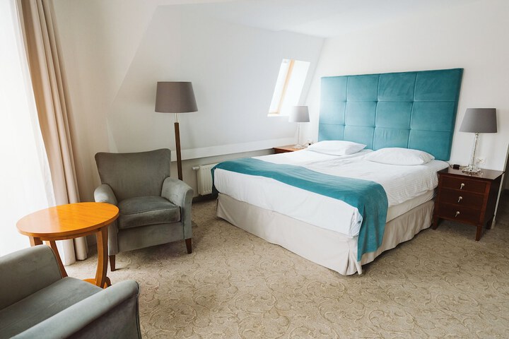 Room 5 of 18