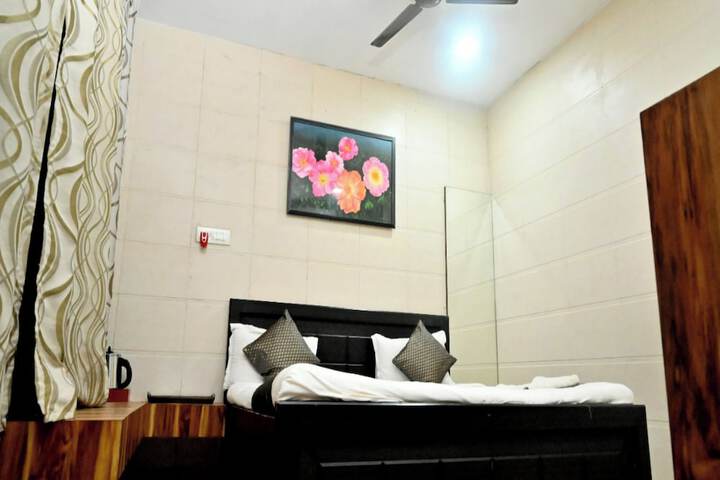 Room 3 of 20