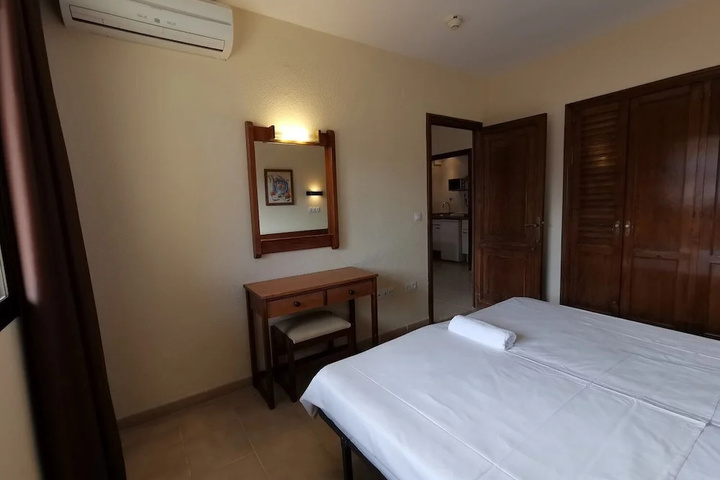 Room 4 of 16