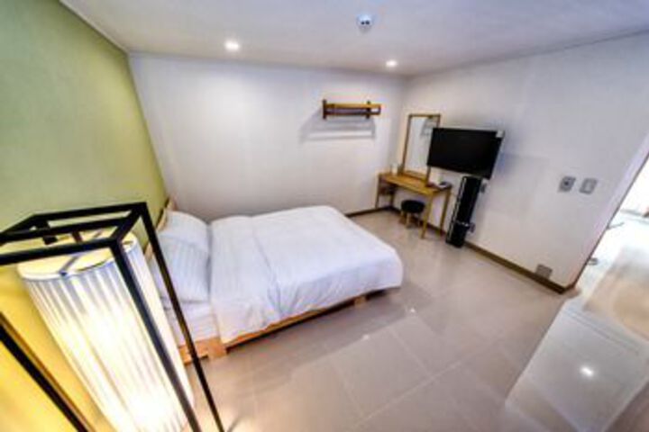 Room 5 of 15