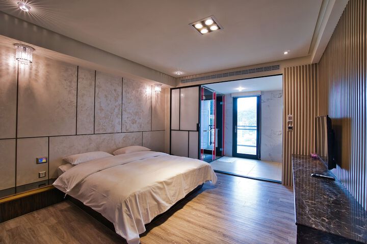 Room 4 of 16