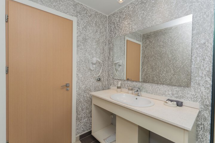 Room 35 of 63