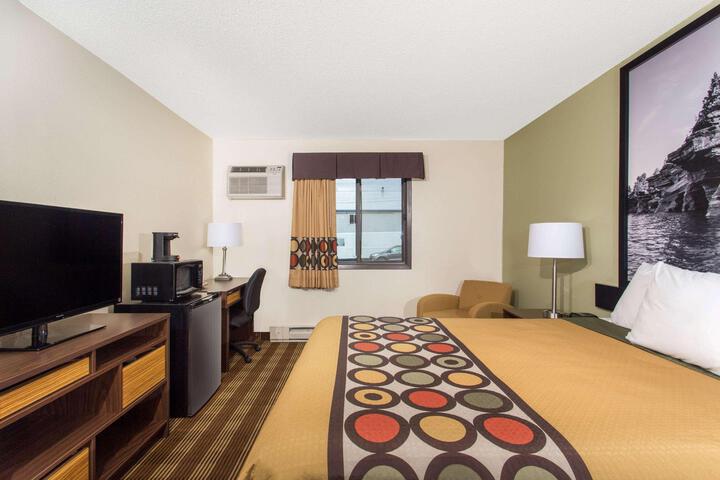1 Queen Bed (9 of 14)