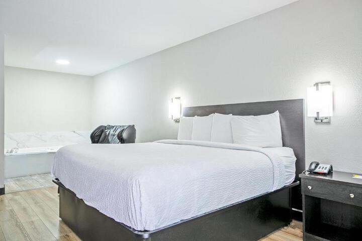 1 King Bed (12 of 12)