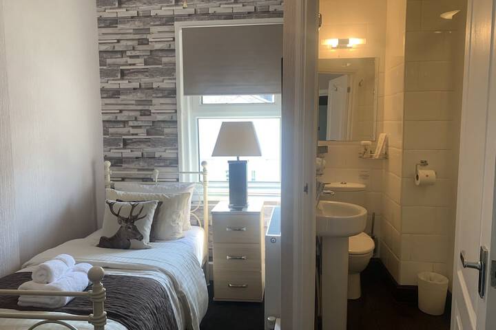Room 27 of 65