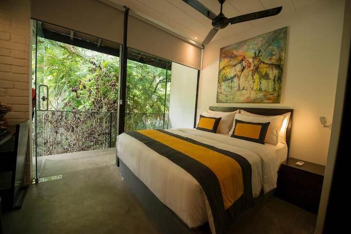 Room 4 of 33