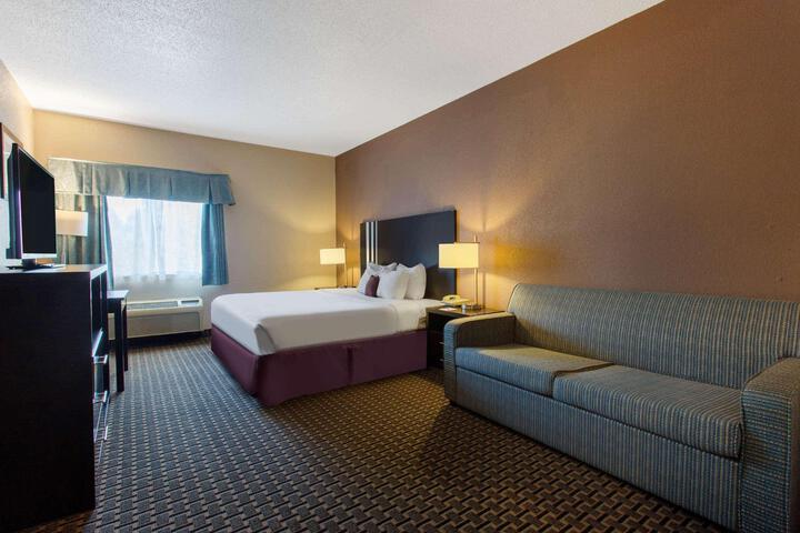 2 Queen Beds (8 of 10)