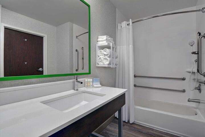 1 King Bed Study with Sofa Bed (9 of 23)