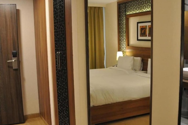Room 11 of 30