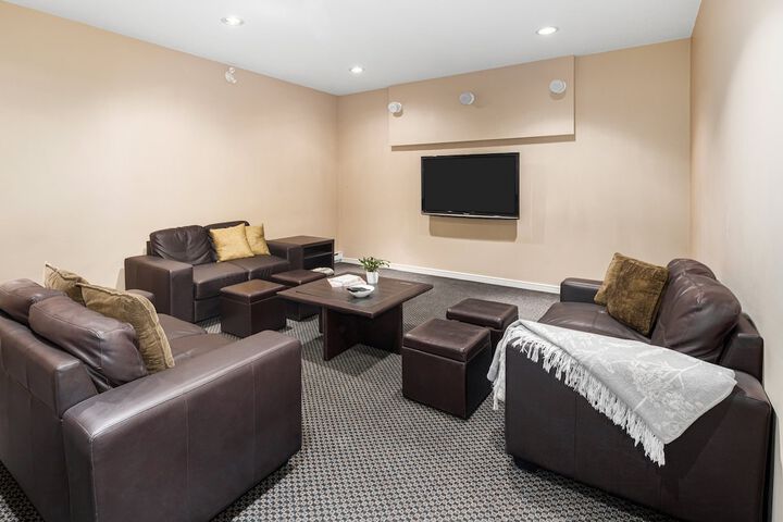Lounge 26 of 36