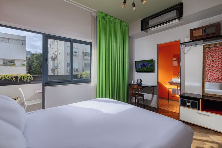 Room 27 of 64