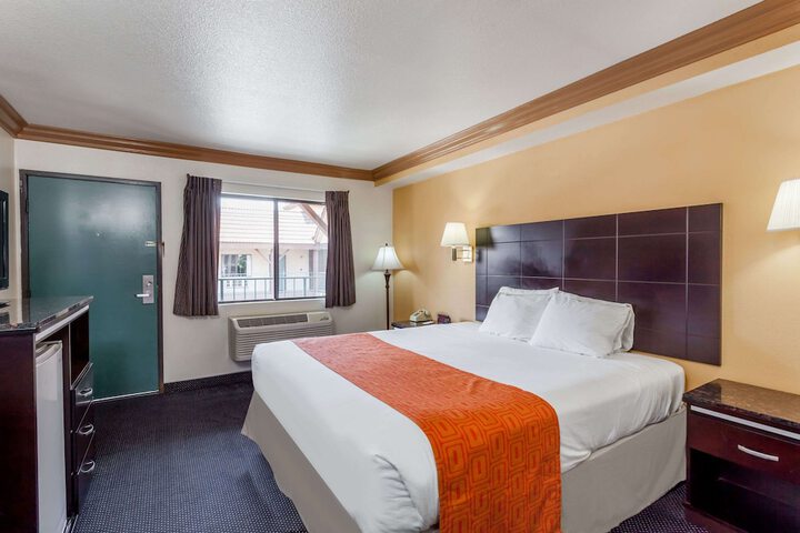 1 King Bed (6 of 11)