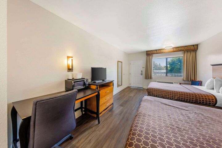 1 Queen Bed (4 of 15)