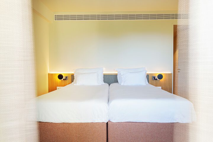 Room 9 of 90