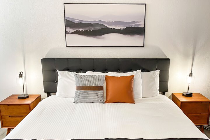 Classic King Bed (9 of 68)