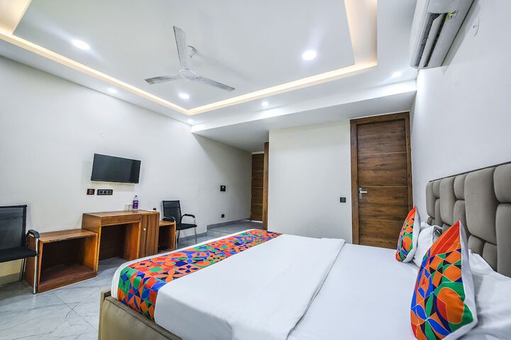 Room 17 of 28