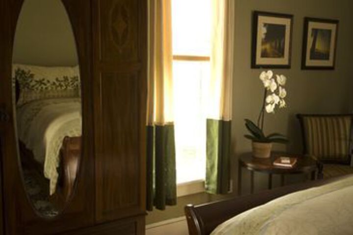 Room 2 of 32