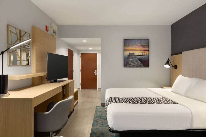 1 King Bed (1 of 16)