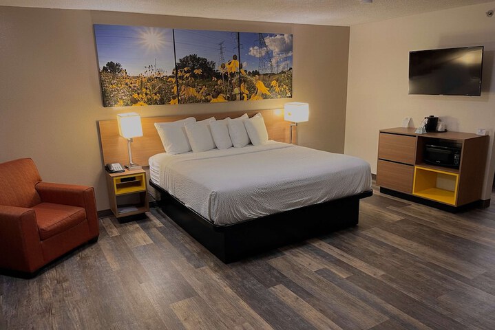 1 King Bed (10 of 11)