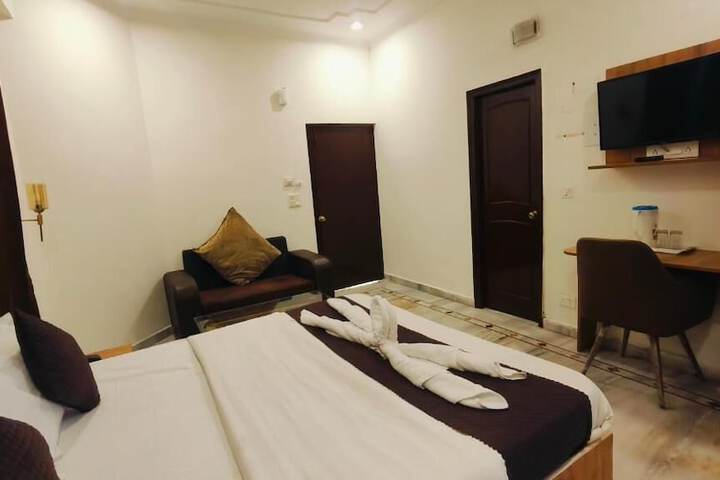 Room 6 of 9