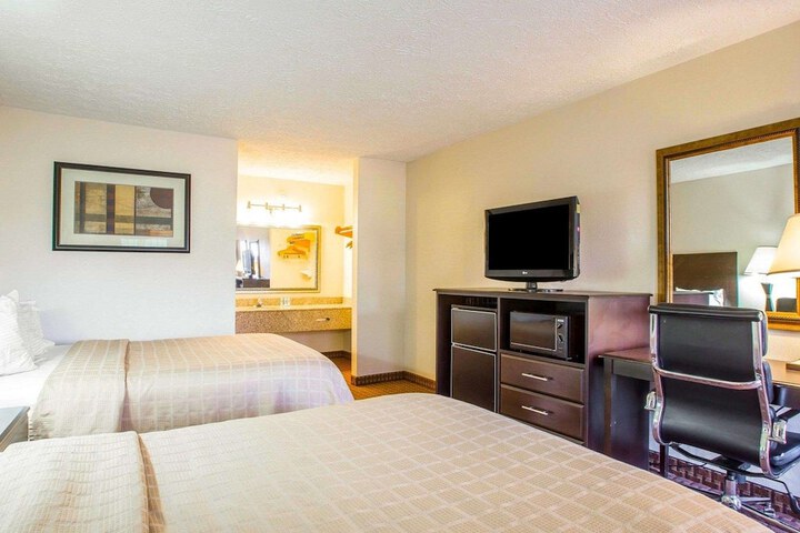 2 Queen Beds (3 of 7)