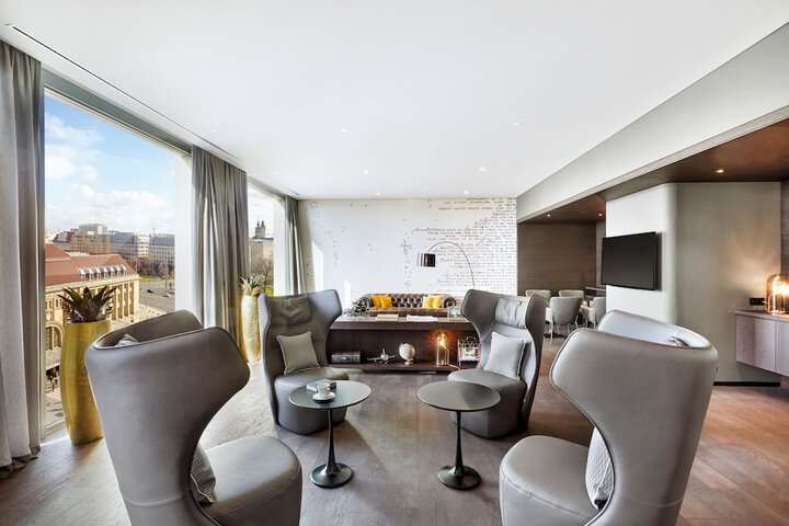 Lounge 51 of 55