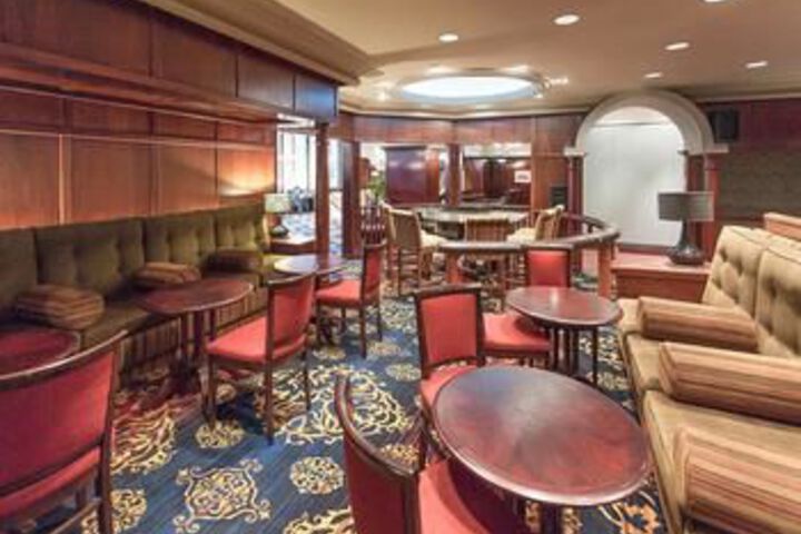 Lounge 27 of 47