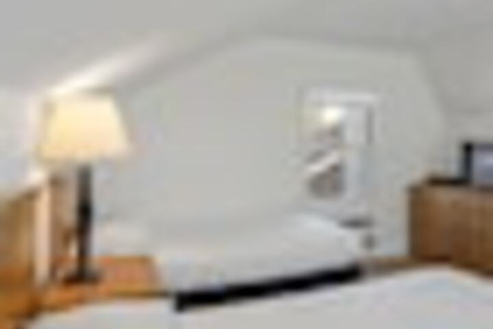 Room 323 of 984