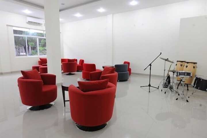 Lounge 16 of 20
