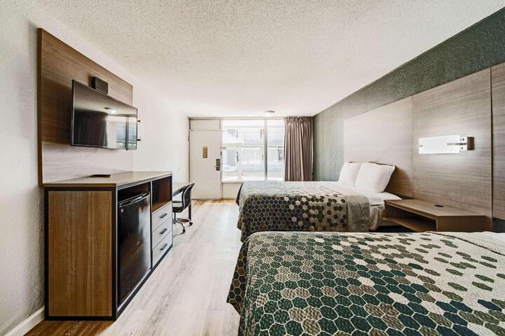 1 Queen Bed (17 of 27)