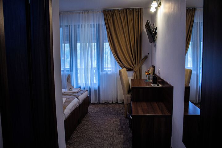 Room 9 of 90