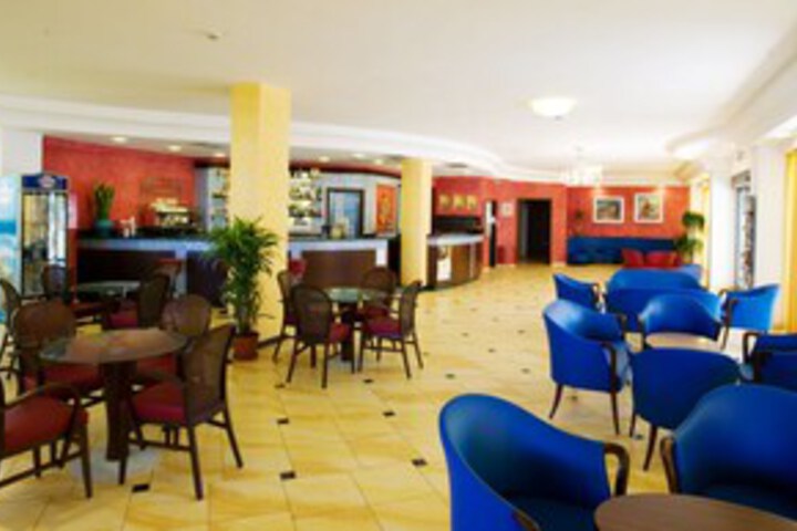 Lounge 13 of 18