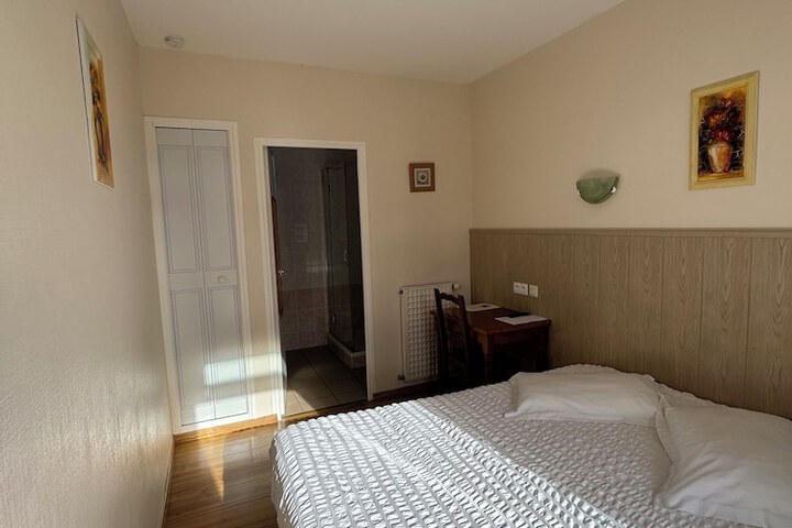 Room 28 of 122