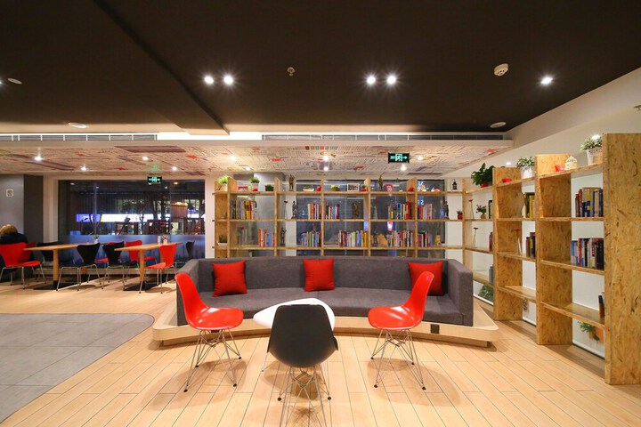 Lounge 56 of 72