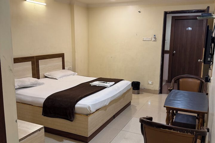 Room 5 of 12