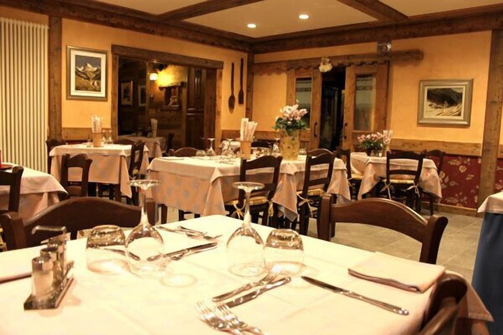 Dining 30 of 57